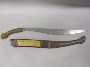 An image of curved dagger.